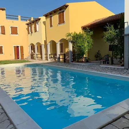 4 Beds In With Swimming Pool Apartment *